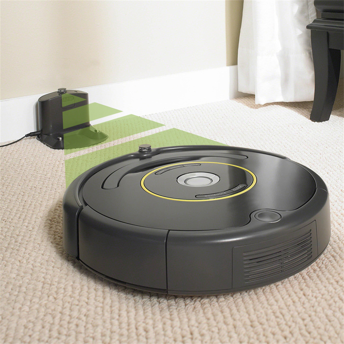 Roboter-Staubsauger auf Teppich, mit Ladestation im Hintergrund.