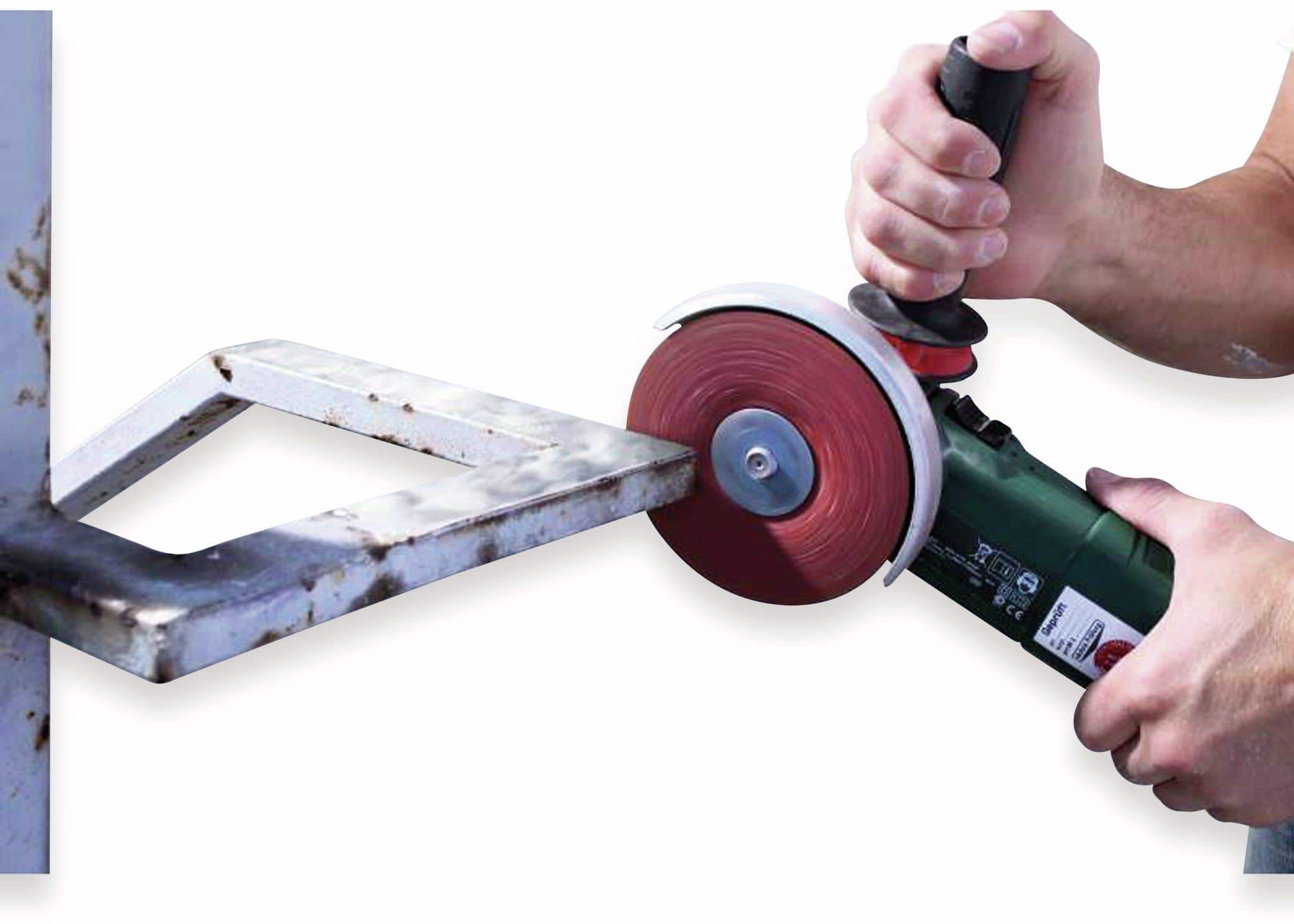 Person schleift Metall mit einem Winkelschleifer, Funken fliegen, weißer Hintergrund.