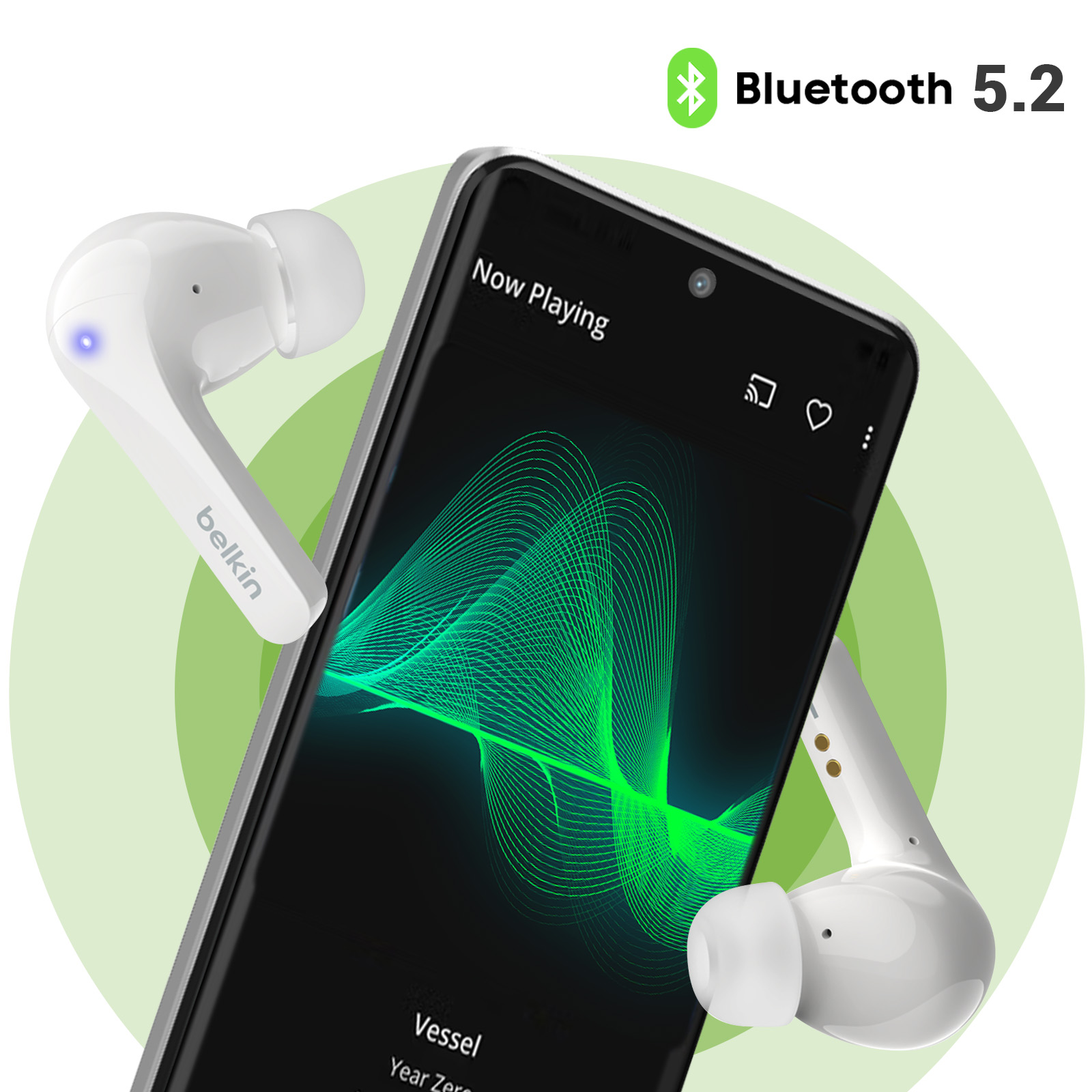 Witte Belkin oordopjes en een telefoon die muziek afspeelt.