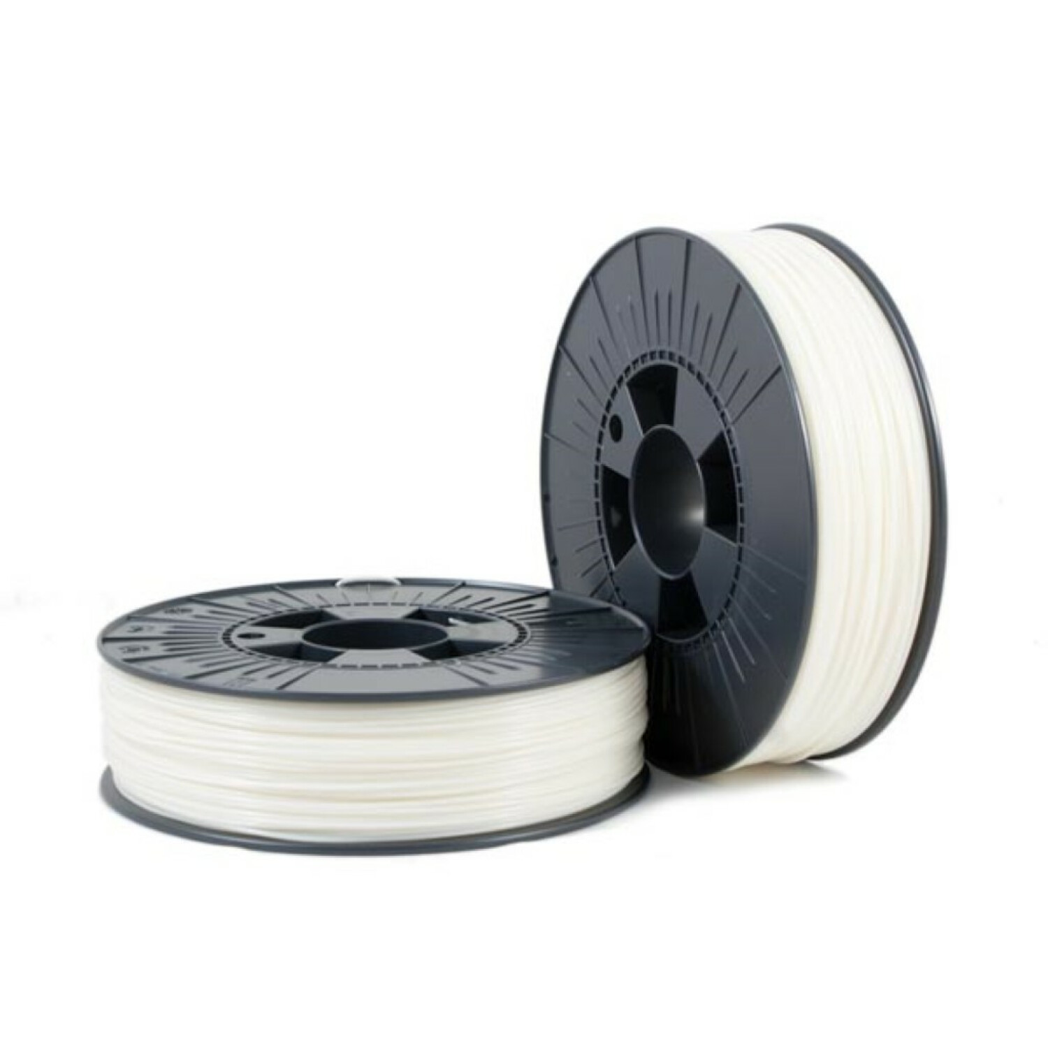 Eine einzelne Spule weißen 3D-Druckfilaments, isoliert auf weißem Hintergrund.