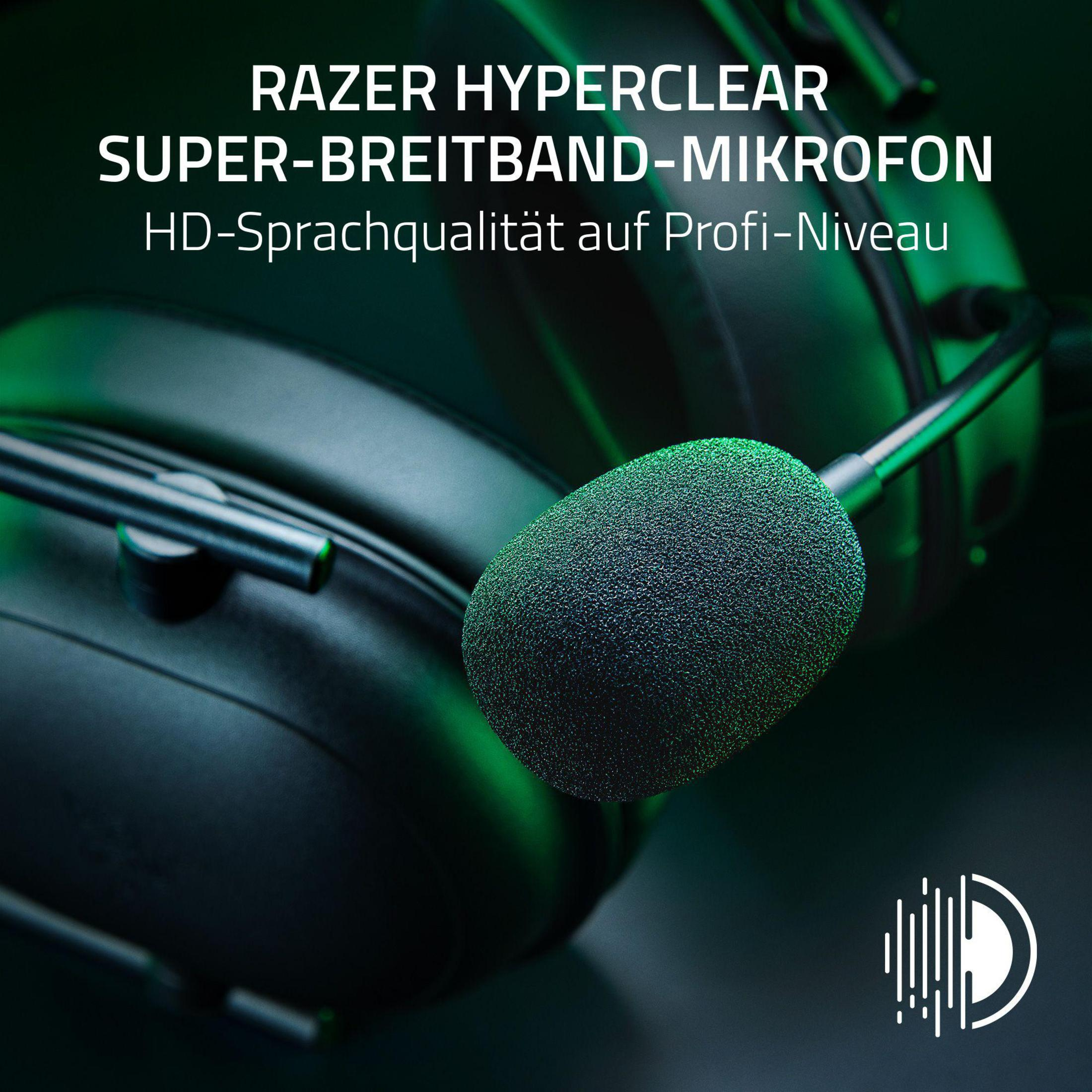 Zbliżenie mikrofonu Razer. Posiada czarny mikrofon, osłonę z siatki i zielone podświetlone tło.