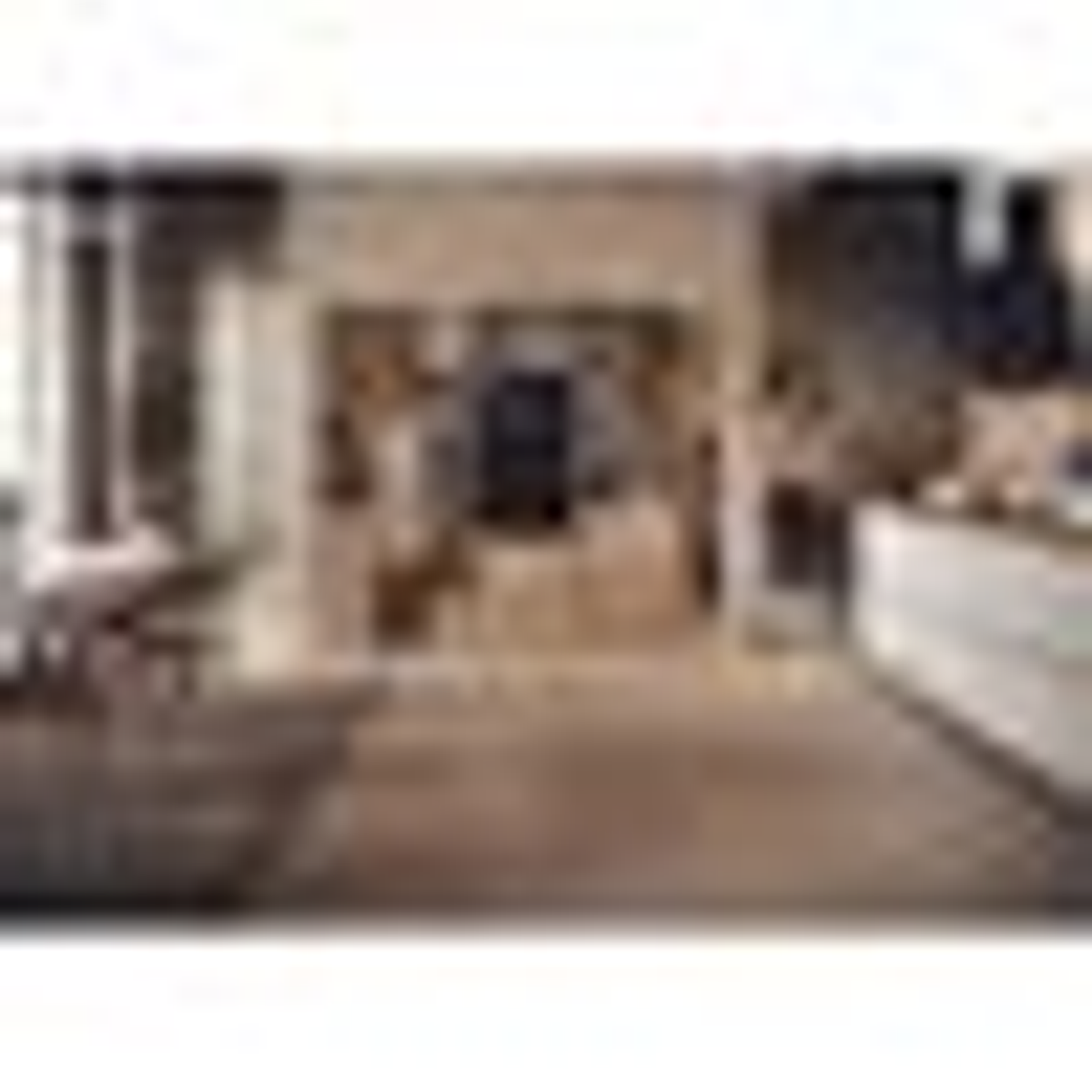 Rozmyte zdjęcie wnętrza kuchni, prawdopodobnie pokazujące szafki i urządzenia.