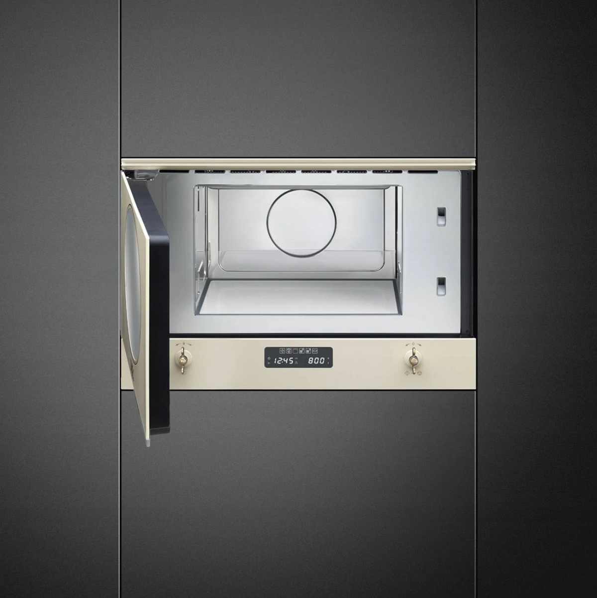 Forno a microonde integrato in un mobile da cucina scuro, porta aperta, che mostra l'ora.