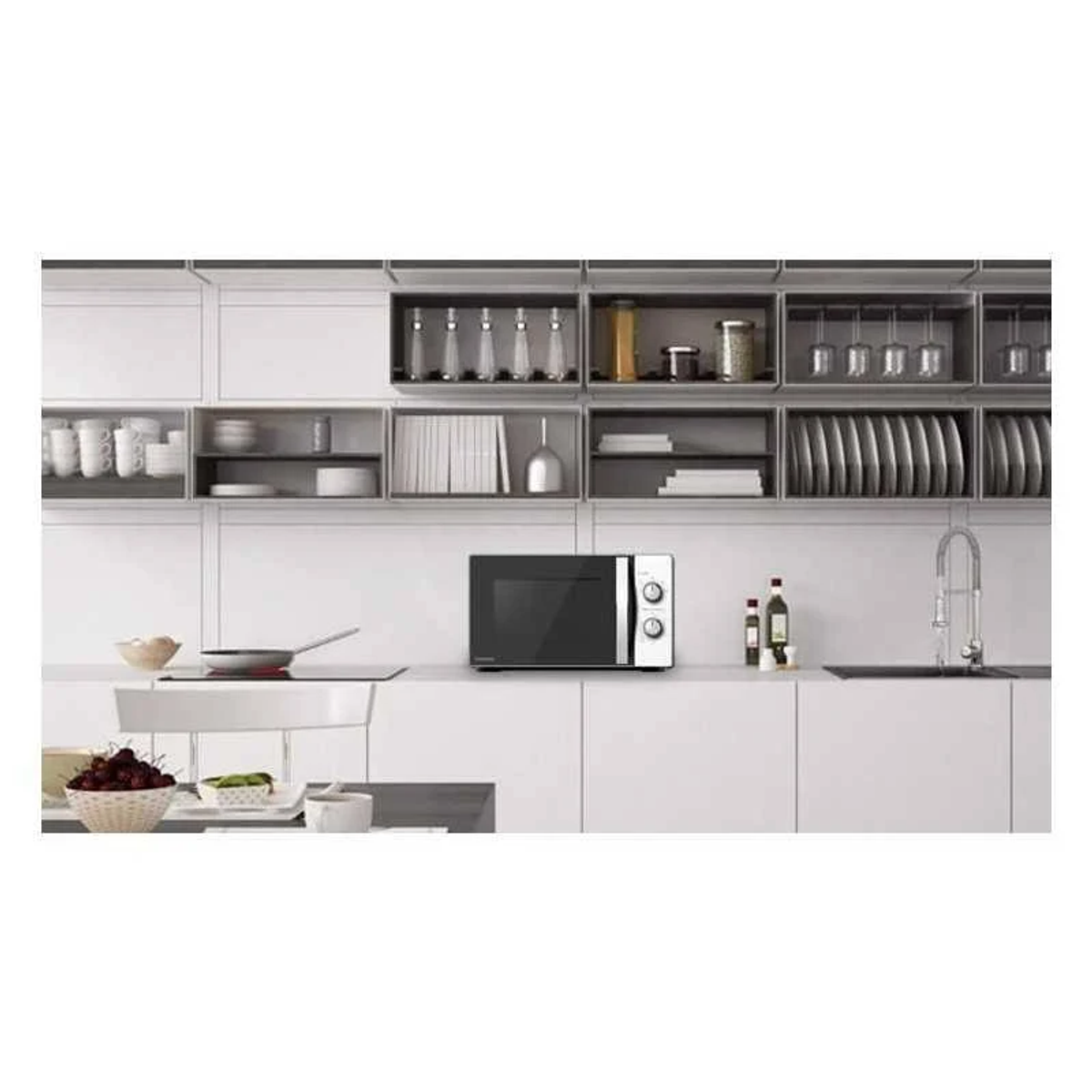 Un four à micro-ondes moderne dans un cadre de cuisine, avec une variété d'appareils autour.