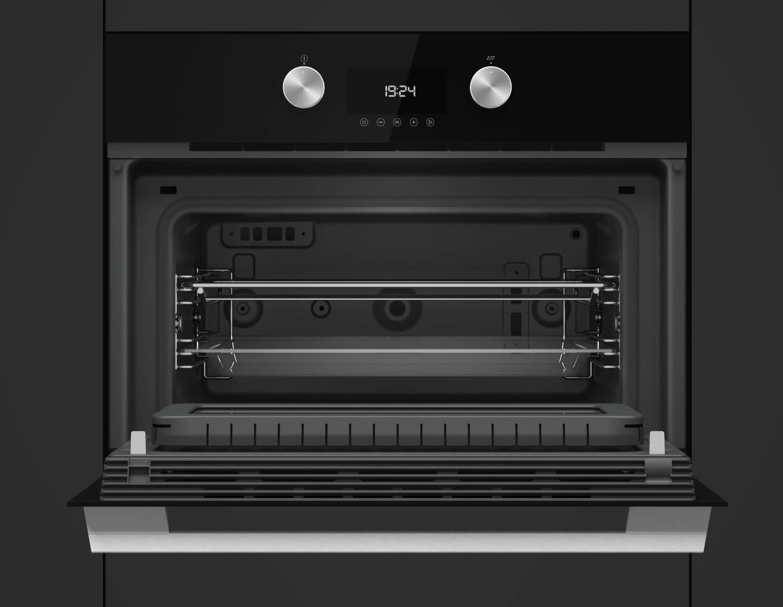 Interior de horno negro. Parrilla y bandeja inferior visibles. Pantalla de reloj digital encendida.