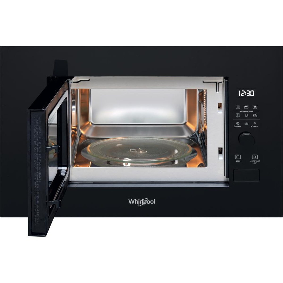 Zwarte Whirlpool magnetron met open deur, binnenverlichting aan en digitaal display.
