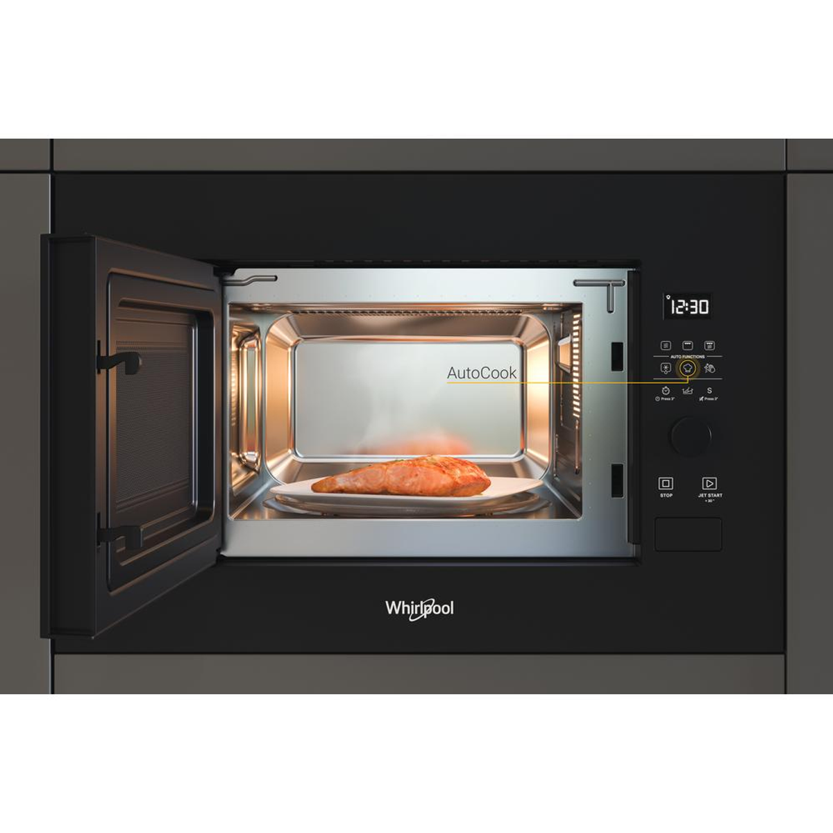 Magnetron, open, met zalm erin. Digitaal display toont tijd. Zwarte buitenkant.