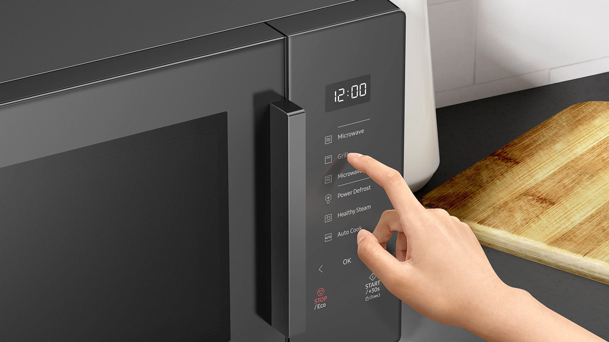 Ręka dotykająca przycisku funkcji grill w kuchence mikrofalowej.
