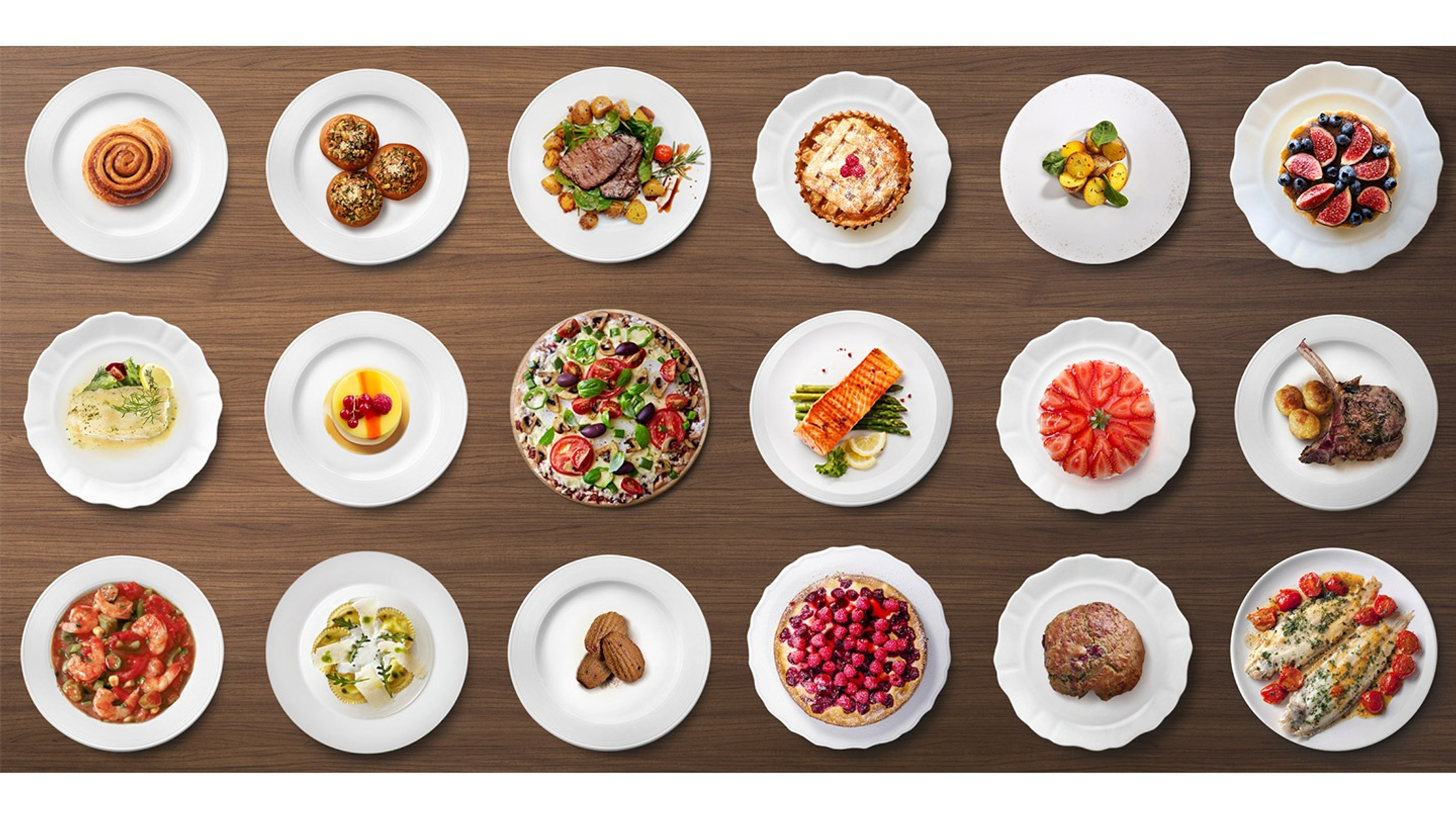 Widok z góry na różne potrawy na białych talerzach, na drewnianym stole. Różnorodne prezentacje jedzenia.