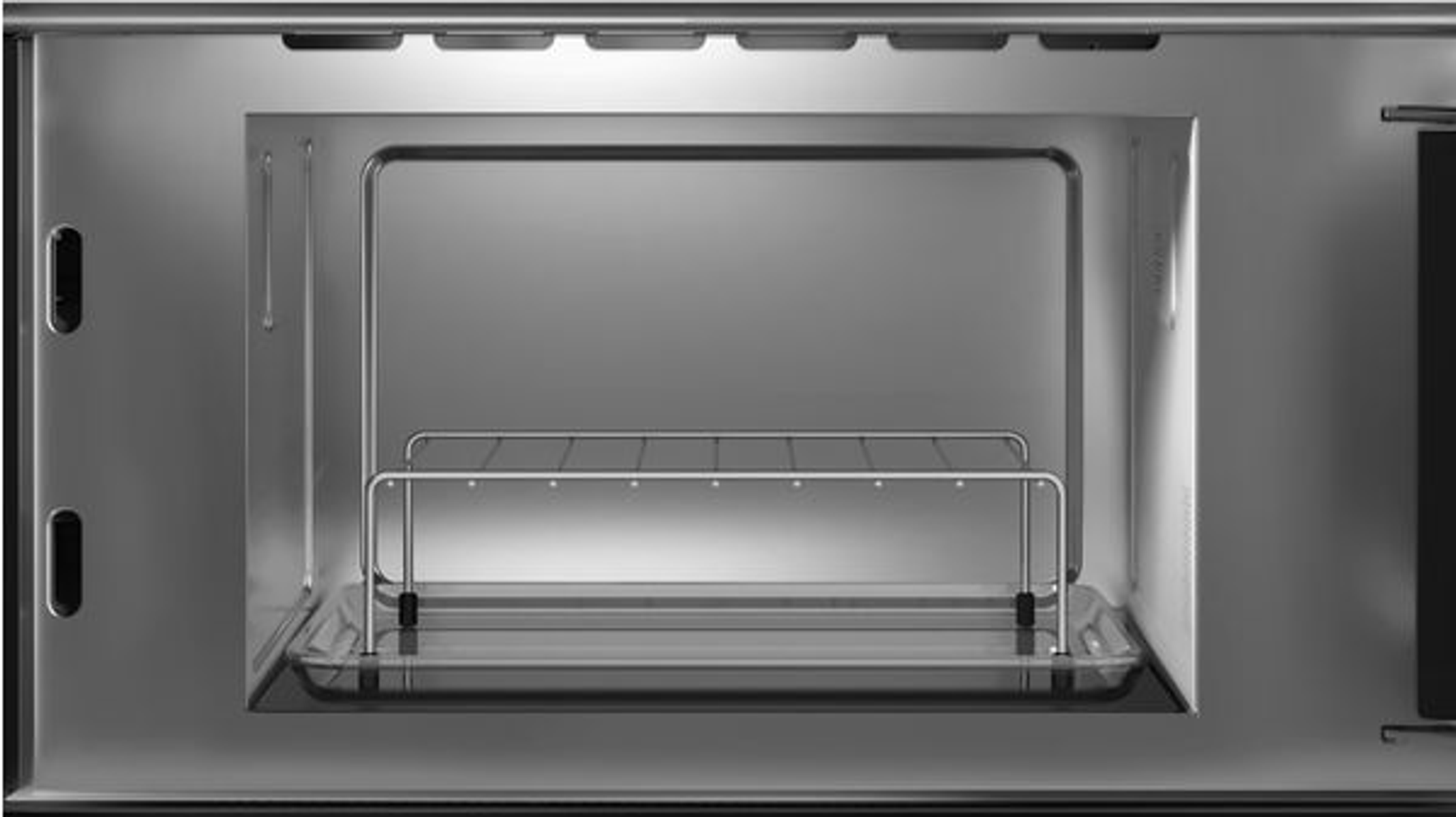 Widok wnętrza kuchenki mikrofalowej ze stali nierdzewnej, pokazujący ruszt i komorę.