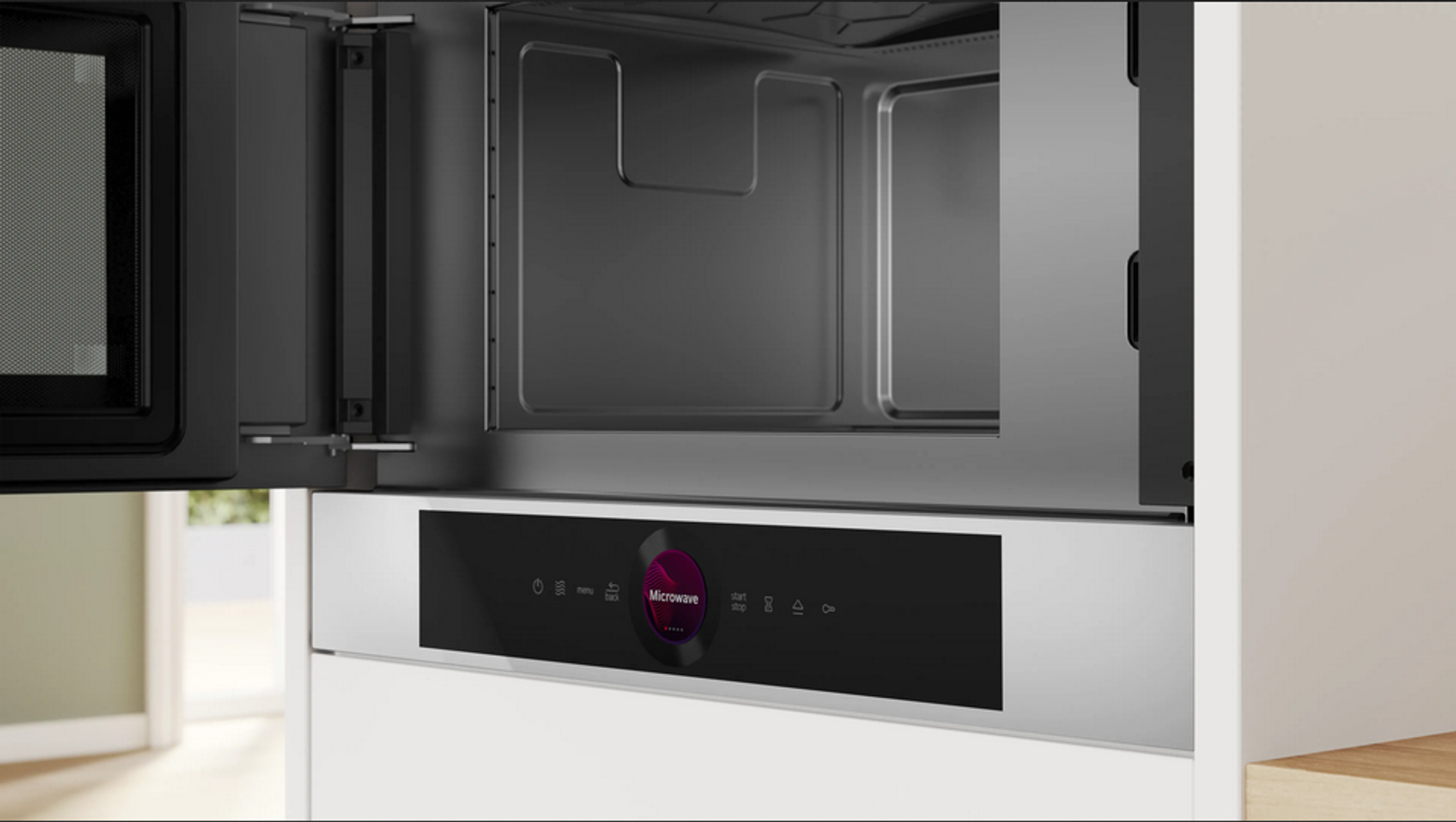 Wnętrze kuchenki mikrofalowej z wyświetlaczem. Pokazuje czarny panel sterowania.