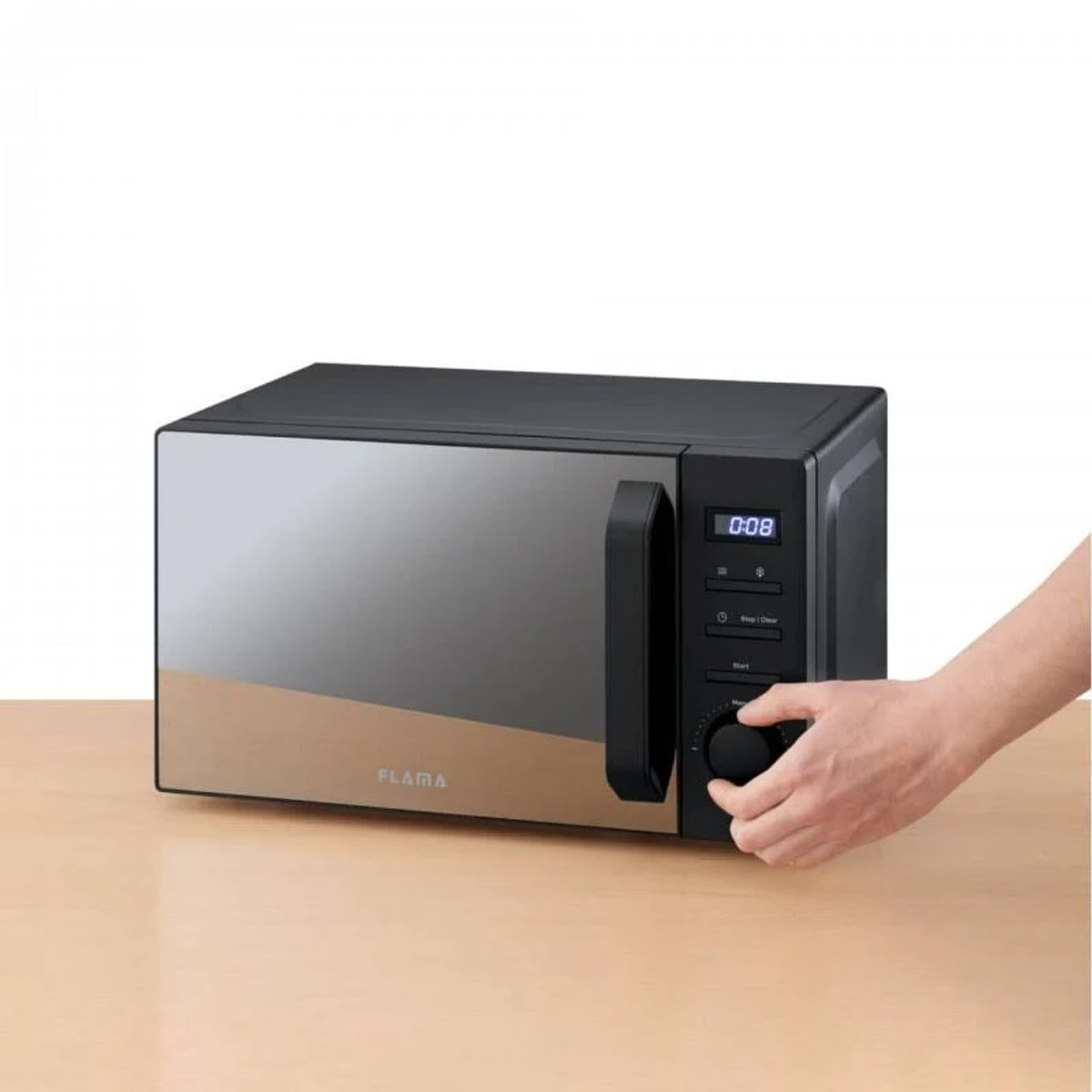 Ręka osoby kręci pokrętłem kuchenki mikrofalowej, wyświetlacz timera 0:08.