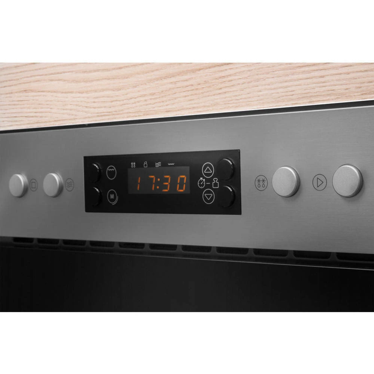 Primer plano de un panel de control de microondas que muestra la hora y la configuración con botones plateados.