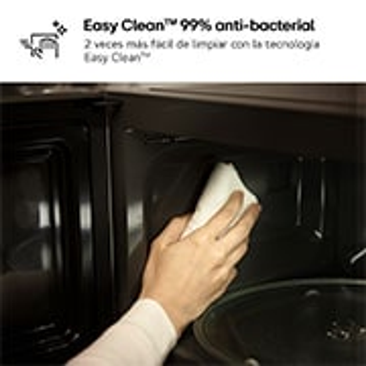 Ręka wyciera wnętrze kuchenki mikrofalowej białą szmatką. Tekst 'Easy Clean' jest w lewym górnym rogu.