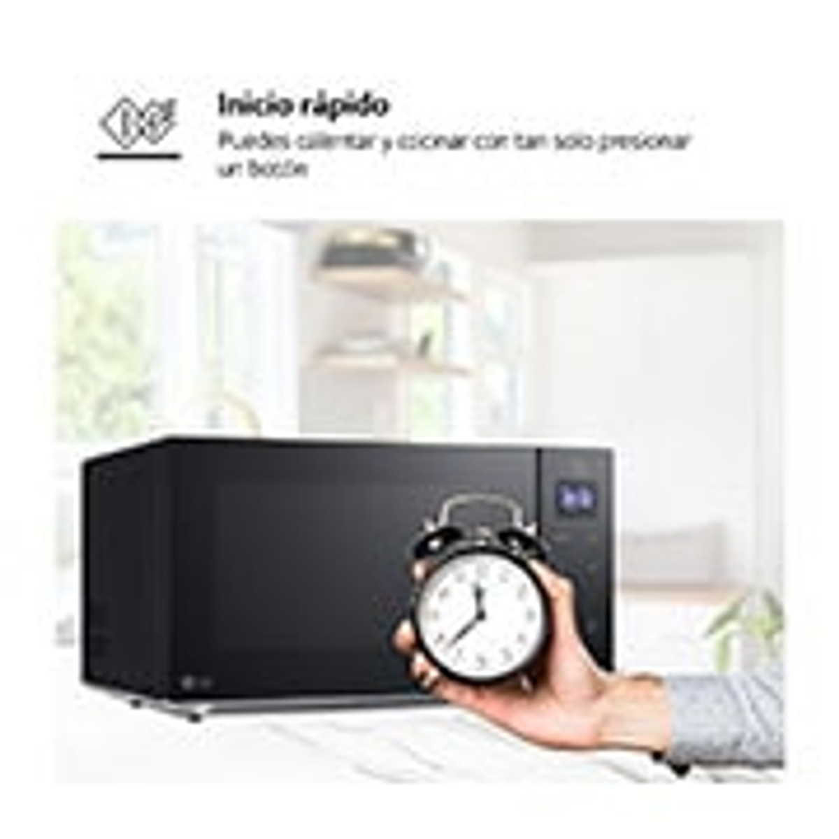 Osoba trzymająca czarną kuchenkę mikrofalową z zegarem i podpisem 'Inicio rápido'.