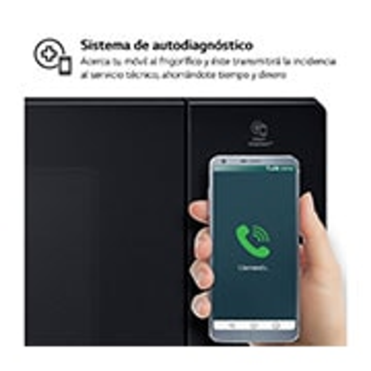 Ręka trzymająca smartfon jest pokazana obok czarnej kuchenki mikrofalowej.