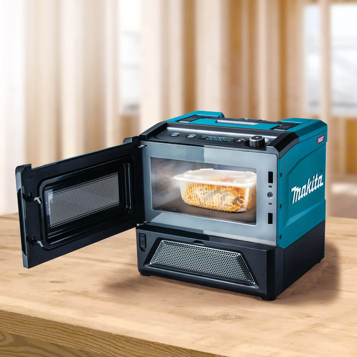 Un forno a microonde portatile con la porta aperta, che mostra cibo cotto all'interno.