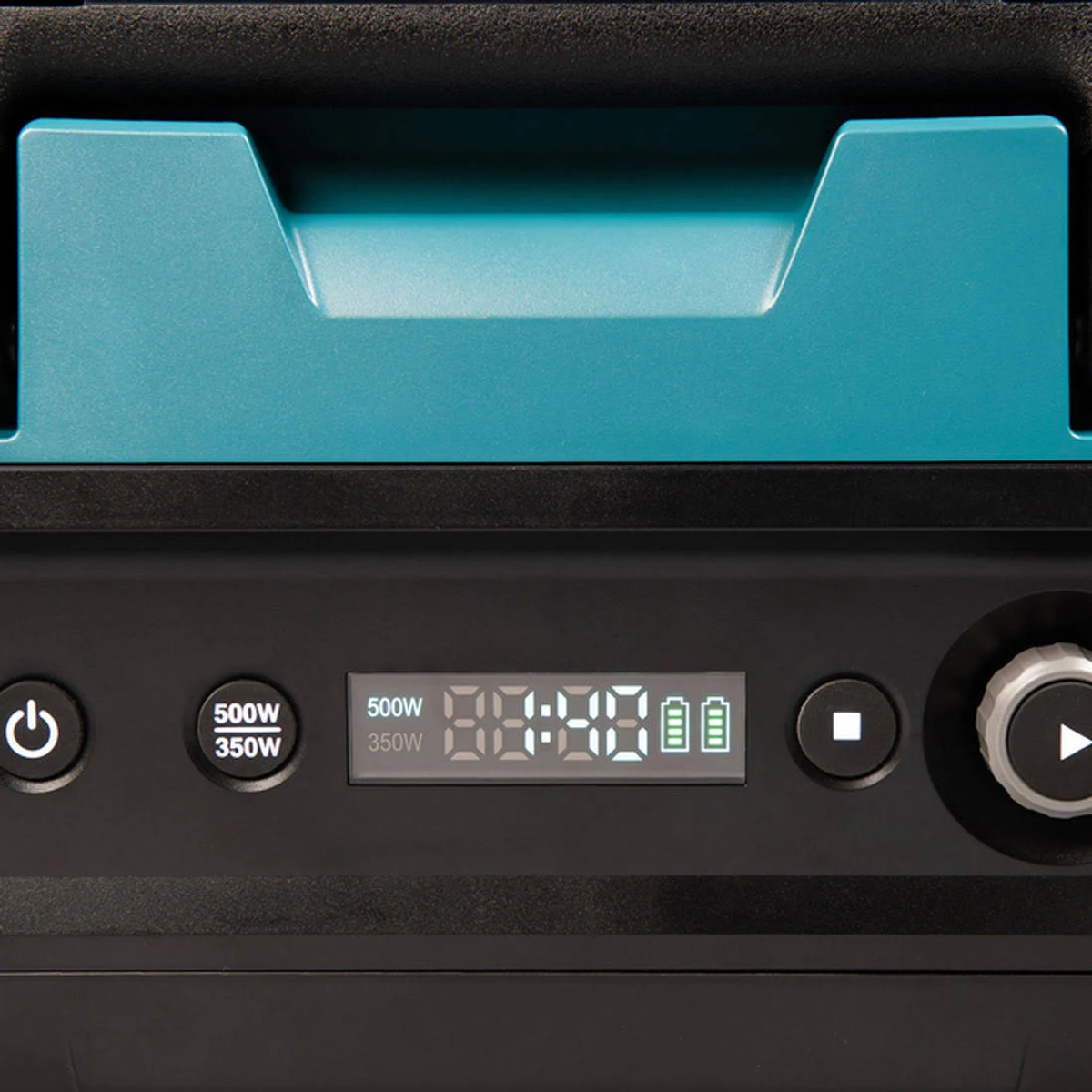 Primo piano del pannello di controllo con pulsanti, display e indicatore batteria.