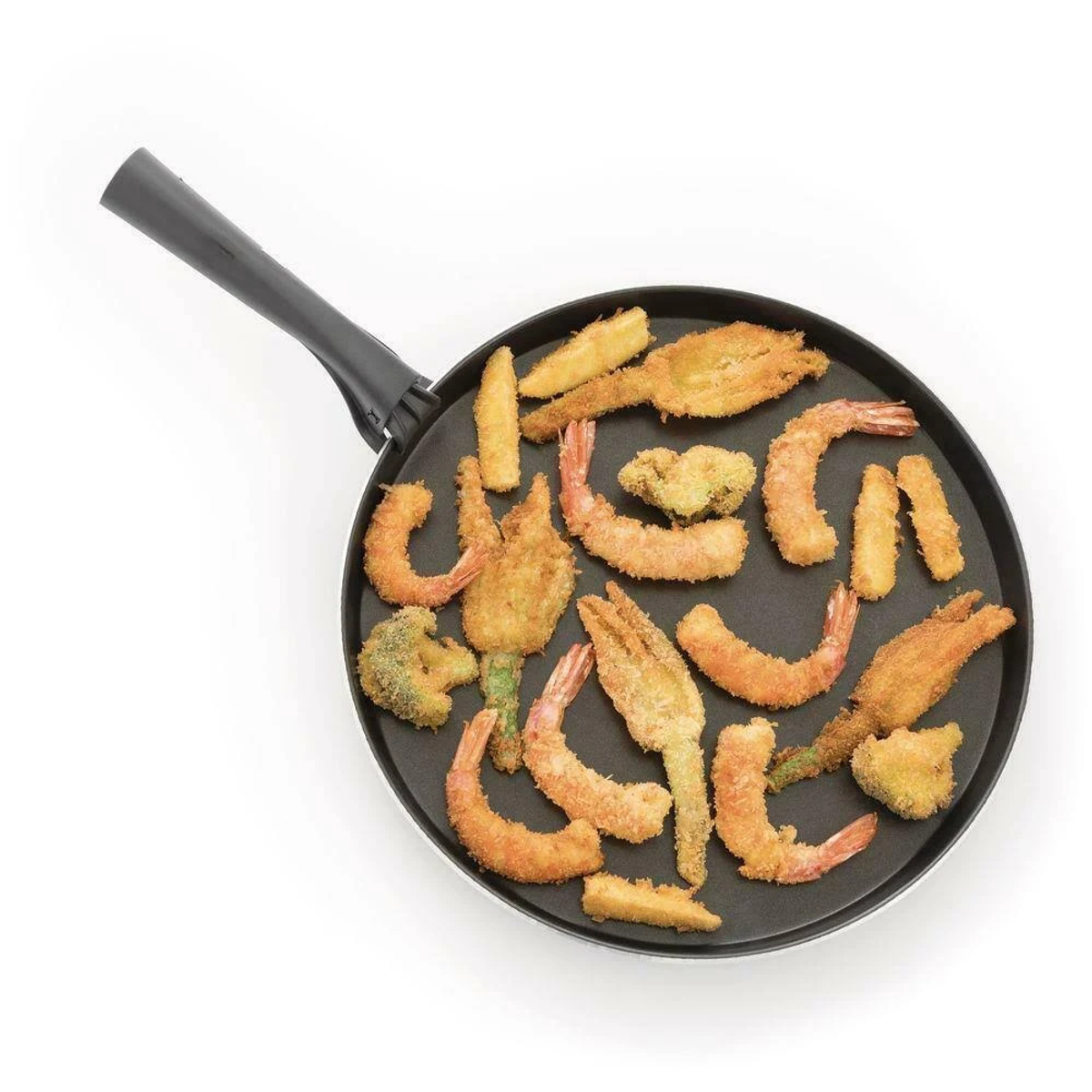 Patelnia z smażonym jedzeniem. Obejmuje krewetki, warzywa i panierowane produkty.