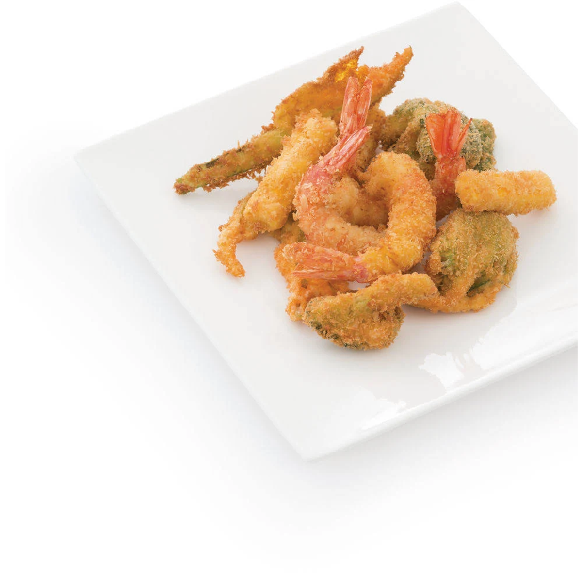 Talerz z smażoną tempurą, w tym krewetki i warzywa.