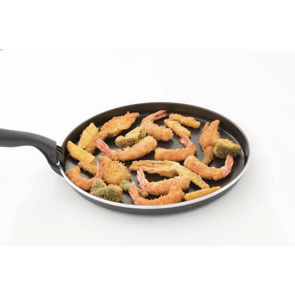Czarna patelnia wypełniona ugotowanymi krewetkami i różnymi smażonymi potrawami na białym tle.