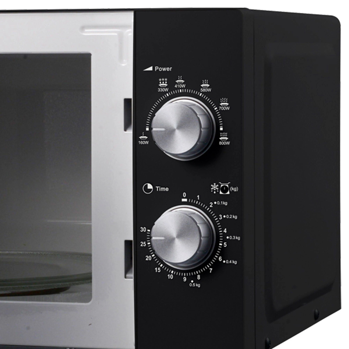 Primer plano del panel de control de un horno microondas. Diseño en blanco y negro. Ajustes de potencia y tiempo.