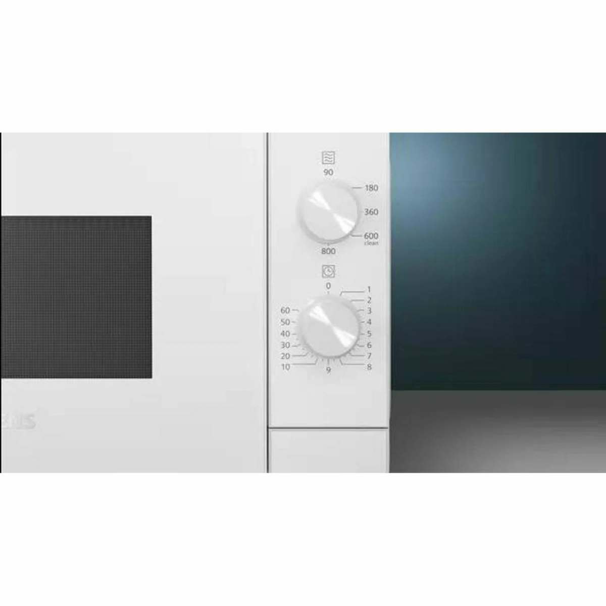 Zbliżenie panelu sterowania białej kuchenki mikrofalowej z pokrętłami i przyciskami.