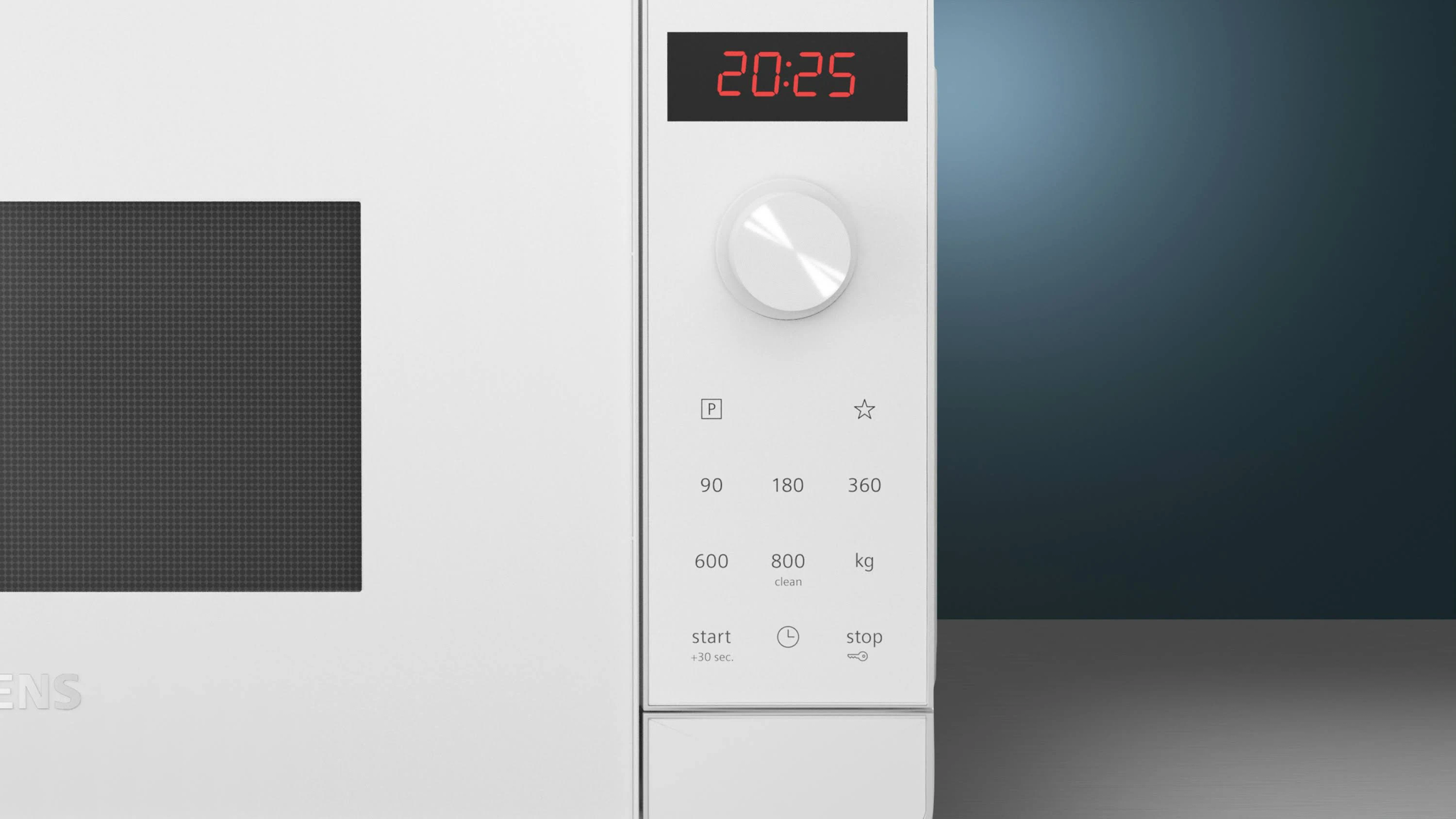 Zbliżenie białego panelu sterowania kuchenki mikrofalowej z zegarem cyfrowym i przyciskami.