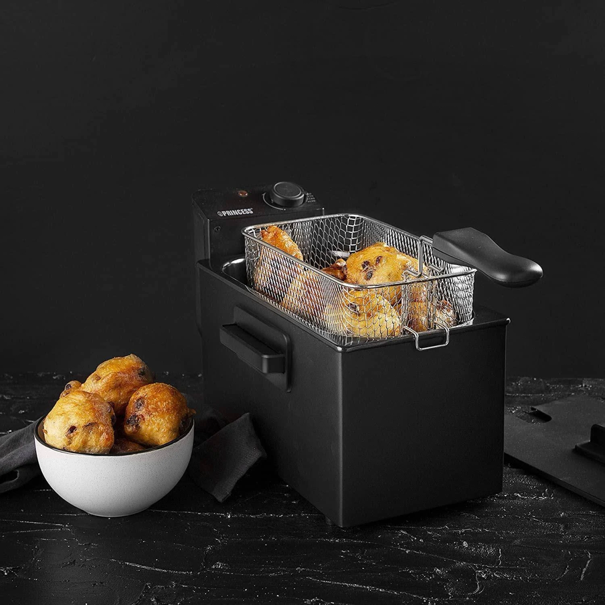 Friggitrice ad aria rossa con cibo all'interno, un distintivo di scelta sana e testo sulla rapida circolazione.
