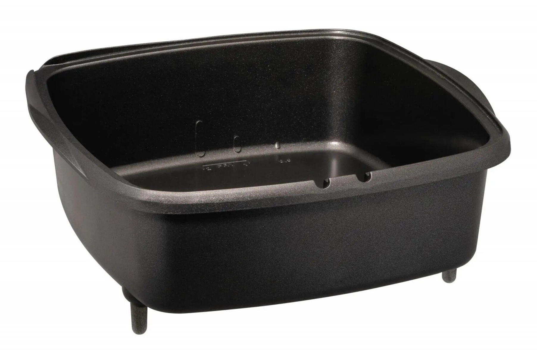 Czarna, kwadratowa patelnia do frytkownicy z małymi nóżkami na białym tle.