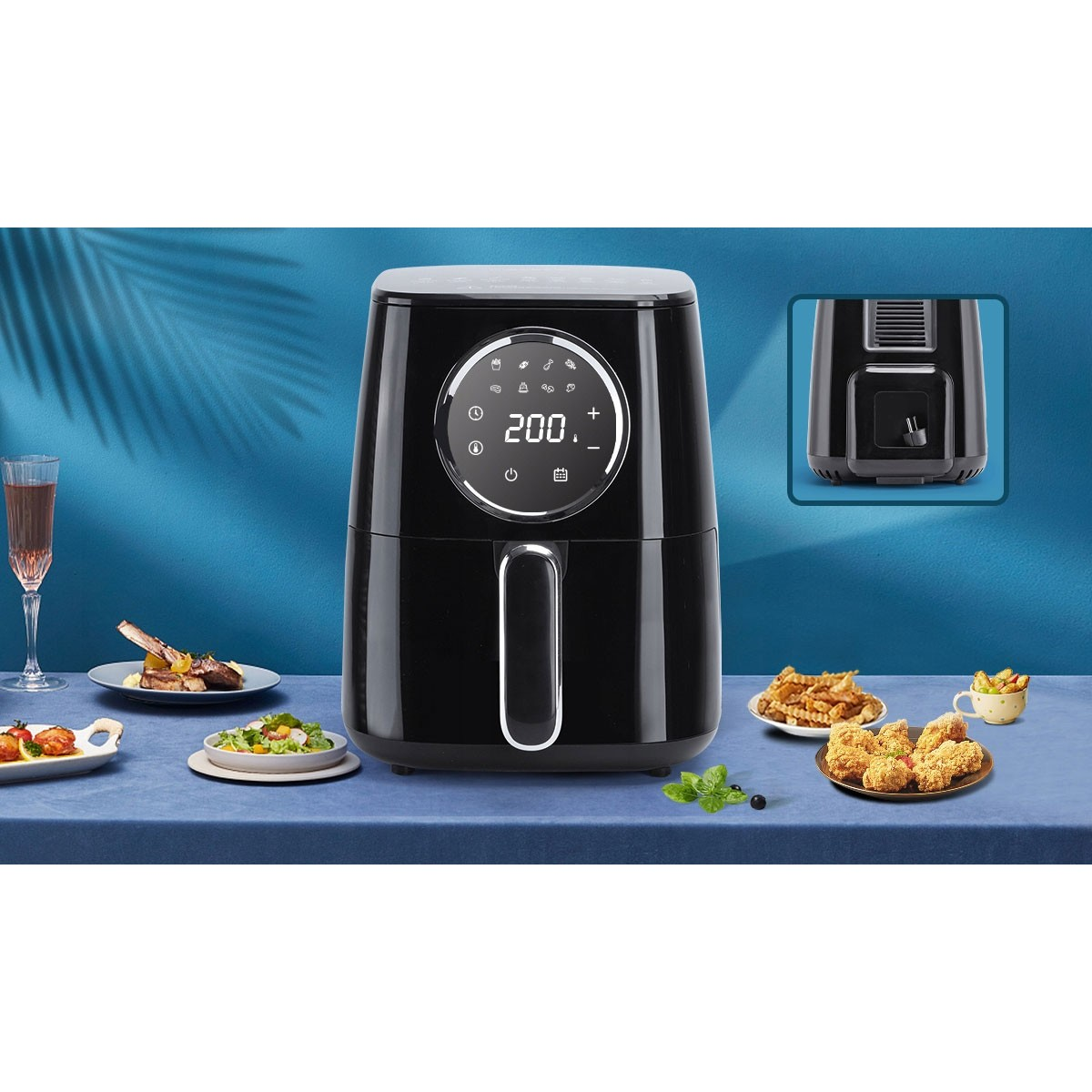Una freidora de aire negra con pantalla digital, rodeada de varios alimentos cocinados sobre una mesa azul.