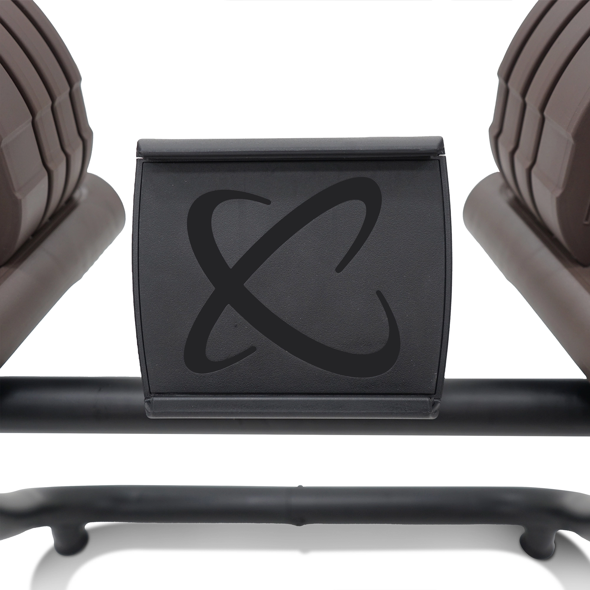 Zwart gewichtsrek met dumbbells. Zwart logo op het rek.