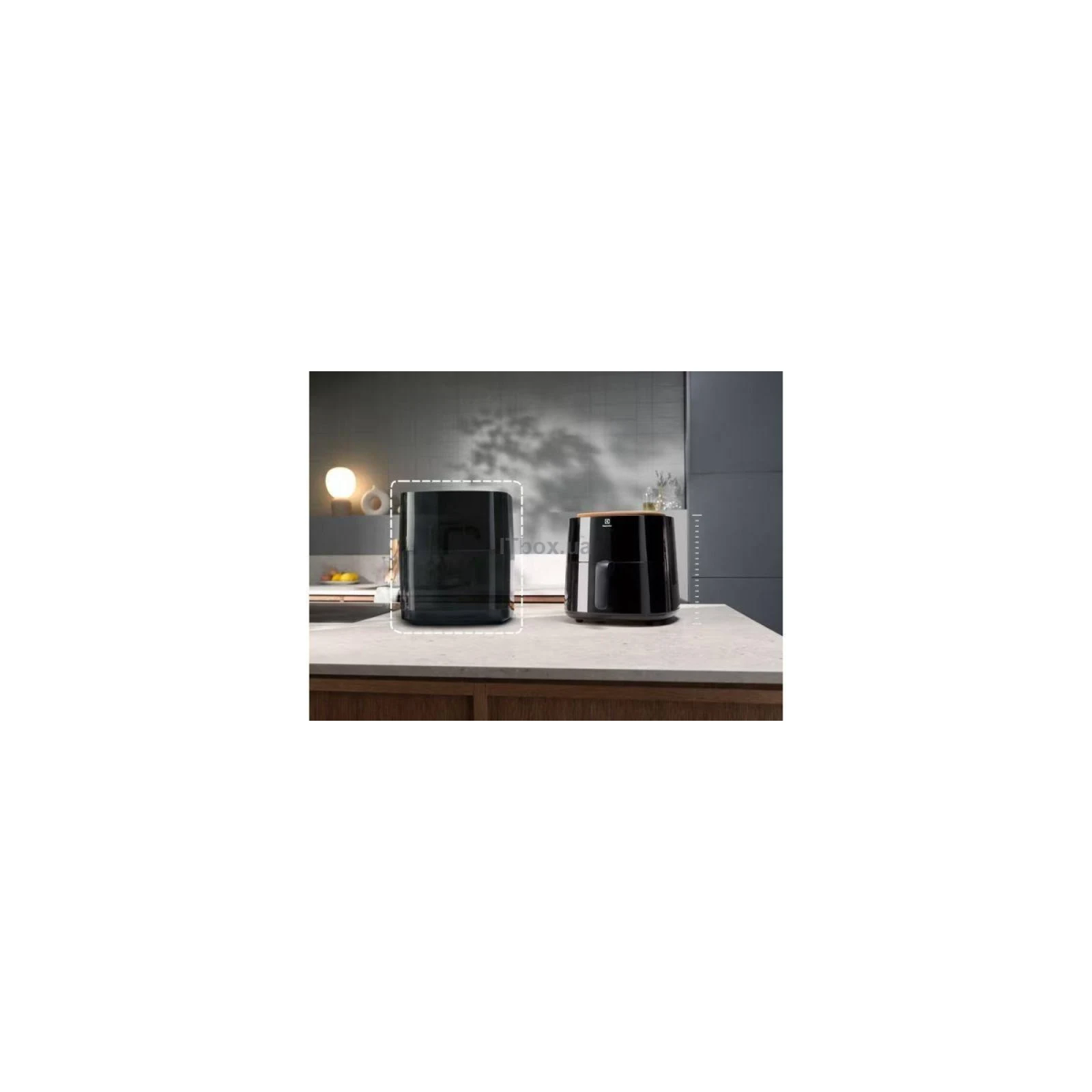 Dwie frytkownice na blacie kuchennym, zbliżenie.