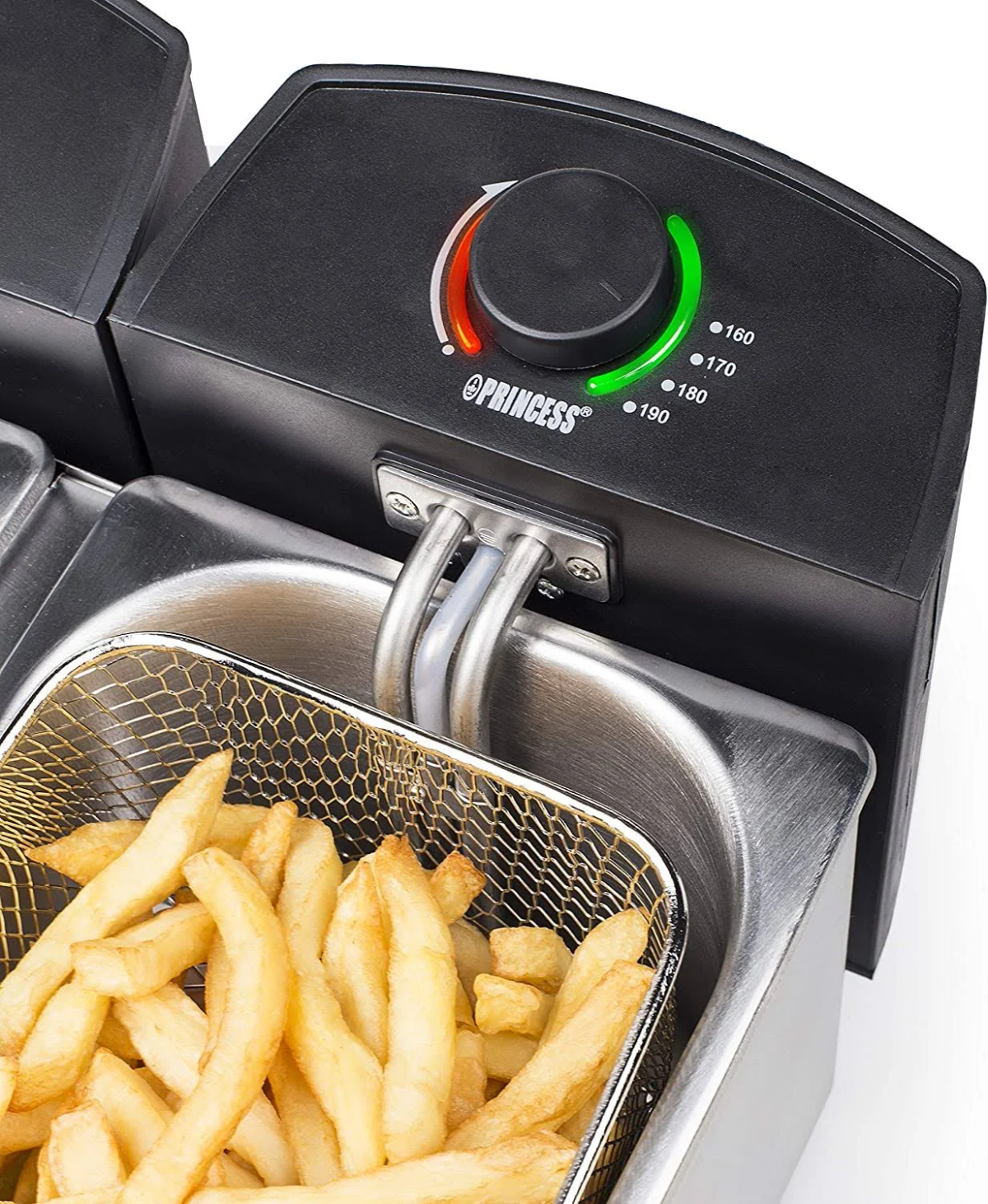 Primo piano della manopola della temperatura e del cestello con patatine fritte.