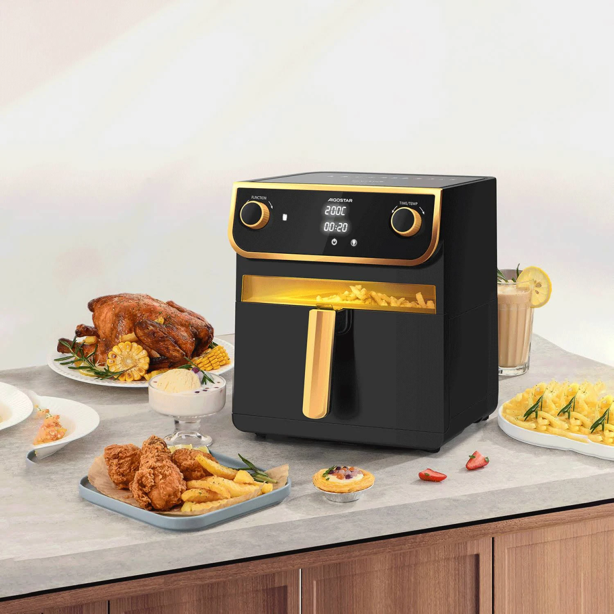 Friggitrice ad aria nera e oro con cibi su un piano di lavoro, inclusi cibi fritti.