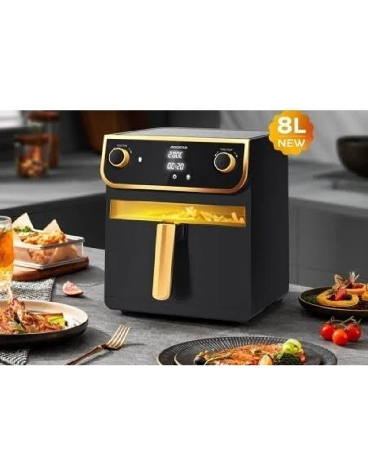 Friggitrice ad aria nera con dettagli dorati. Lo sfondo è un ambiente cucina con cibo e piatti.