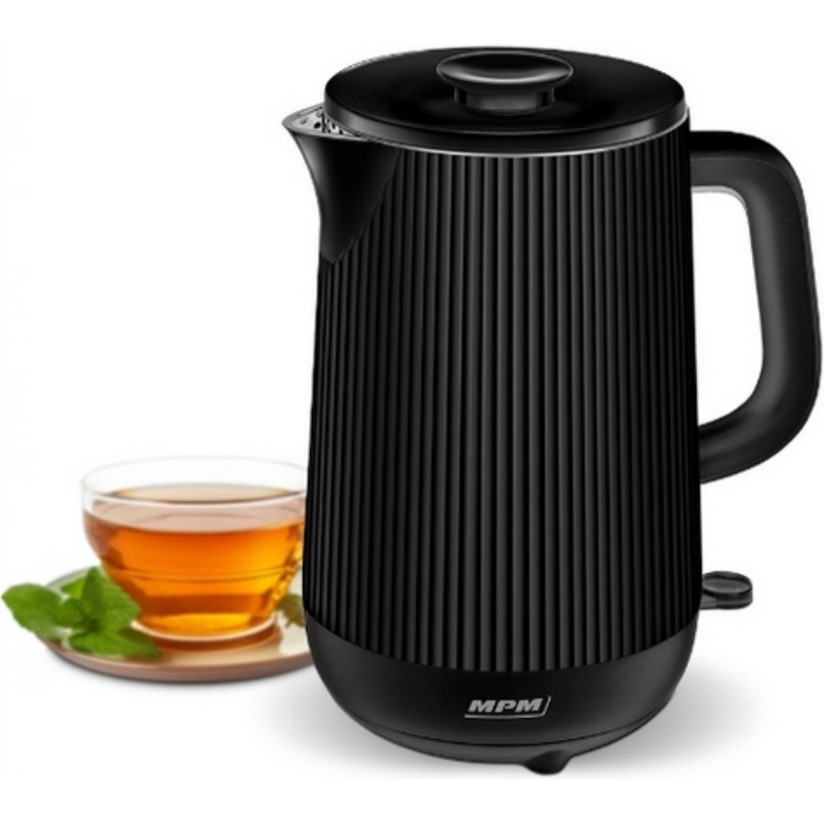 Schwarzer Wasserkocher mit geripptem Design. Neben einem Glas Tee mit Minze und einer Untertasse.