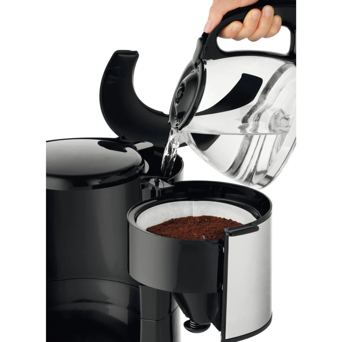 Ręka wlewa wodę do ekspresu do kawy, na filtr do kawy z fusami.