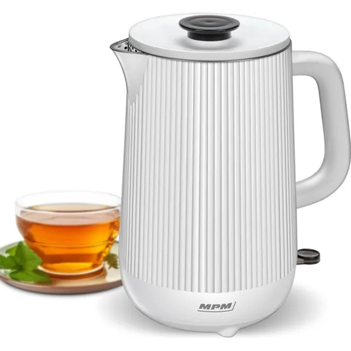 Un bollitore elettrico bianco con una tazza di tè e foglie di menta accanto, su uno sfondo bianco.