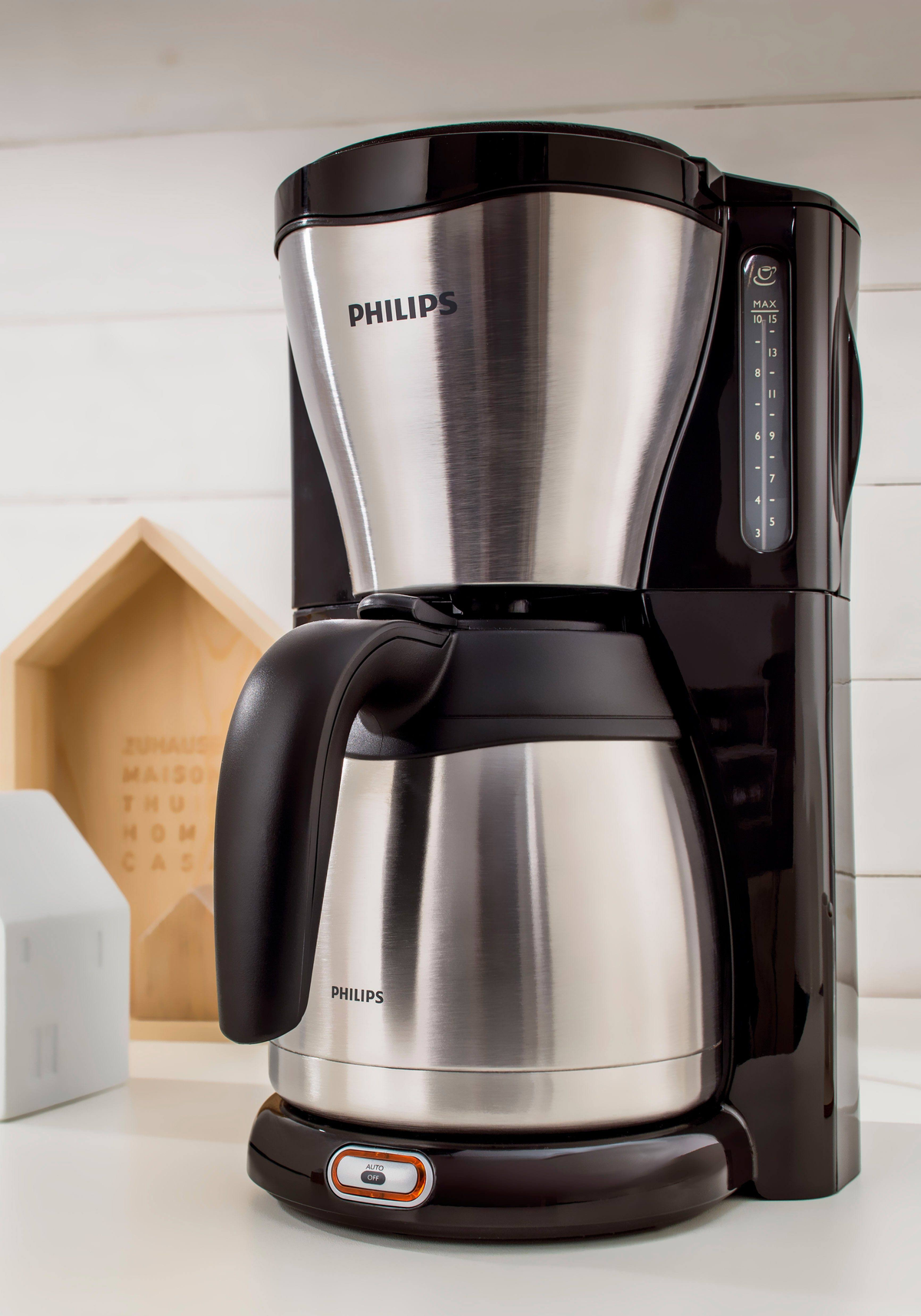 Una caffettiera Philips. È nera e argento, con un indicatore del livello dell'acqua e una piastra riscaldante.