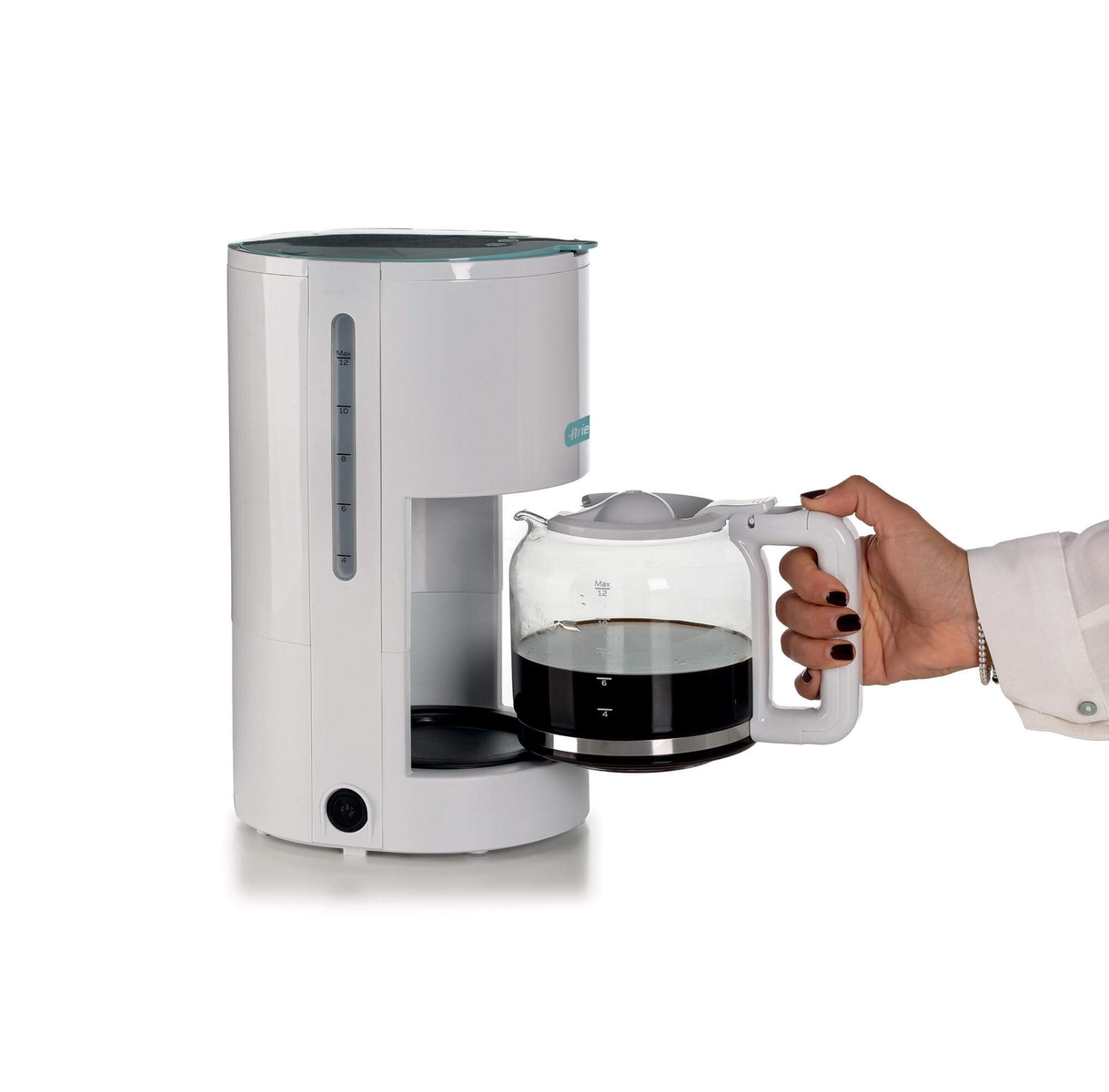 Biały ekspres do kawy ze szklaną karafką. Ręka trzyma karafkę z ciemnym płynem.