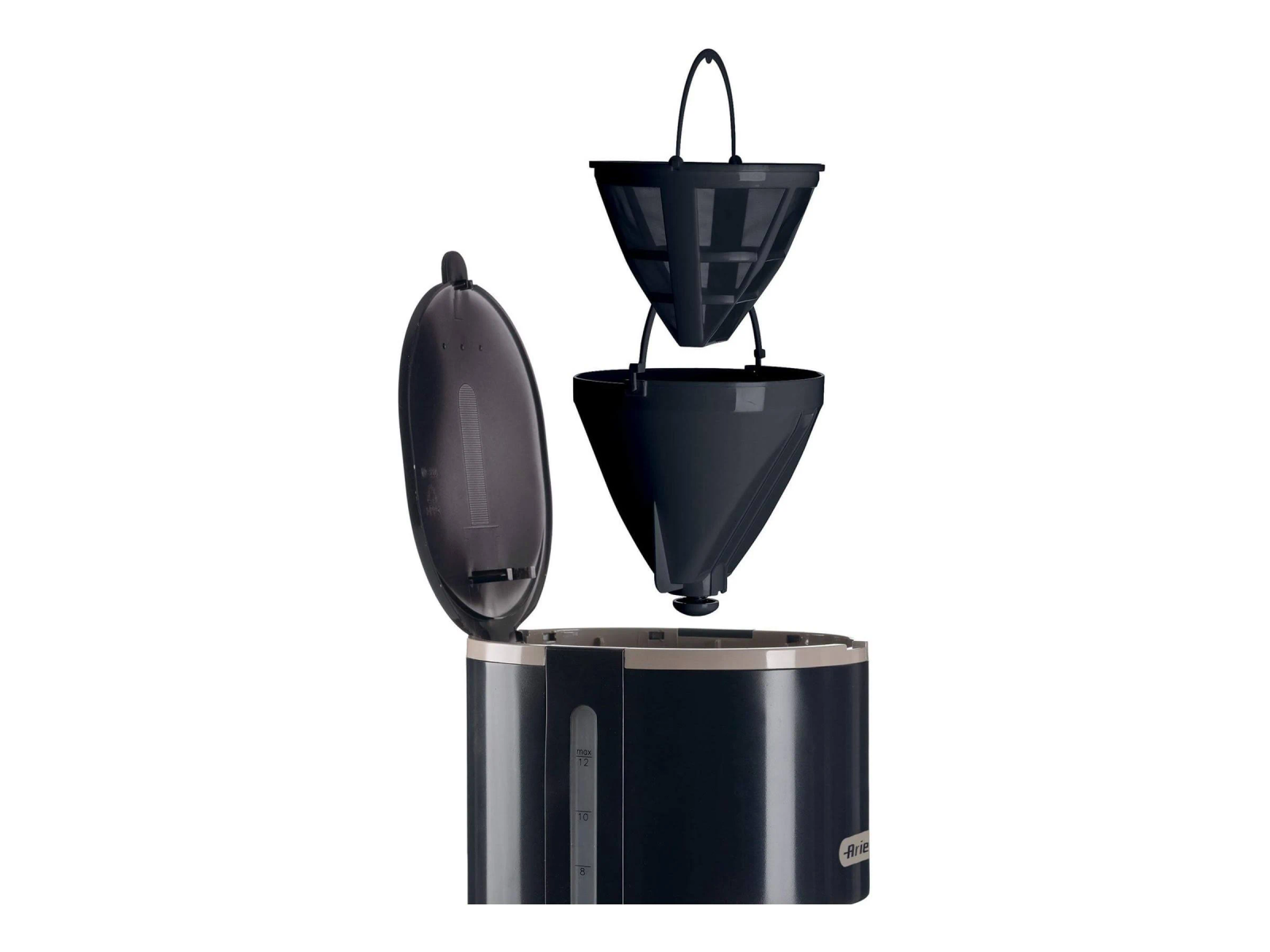 Czarne części ekspresu do kawy. Dwa filtry i pojemnik na wodę. Białe tło.