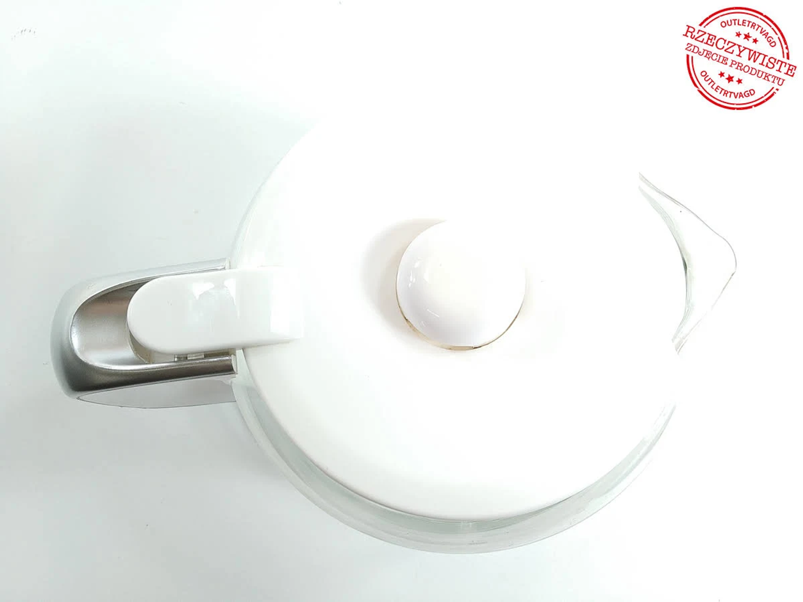 Widok z góry na biały czajnik elektryczny z białą pokrywą i uchwytem.