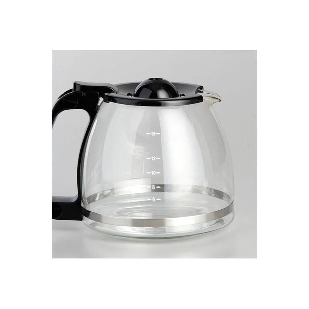 Przezroczysty szklany dzbanek do kawy z czarnym uchwytem, z oznaczeniami pomiarowymi z boku.