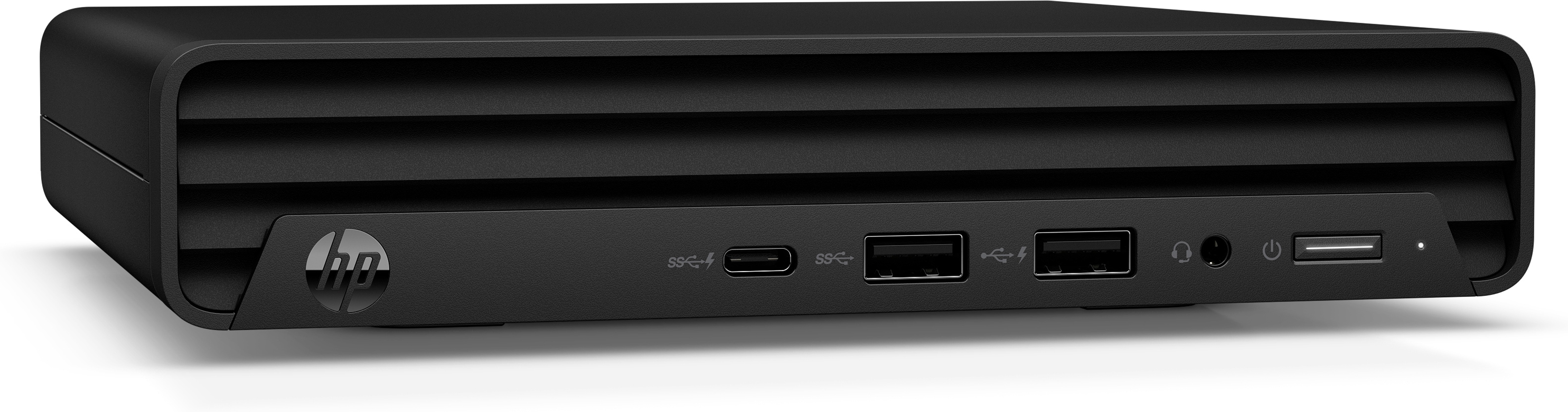 Ein schwarzer HP-Computer mit mehreren Anschlüssen an der Vorderseite: USB, USB-C und Audioanschluss.
