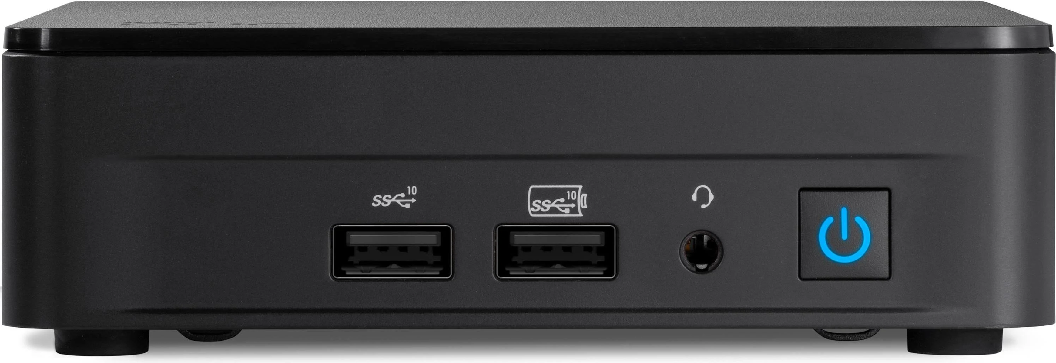 Vista frontale di un mini PC nero. Porte USB, jack audio, pulsante di accensione e altro su sfondo bianco.