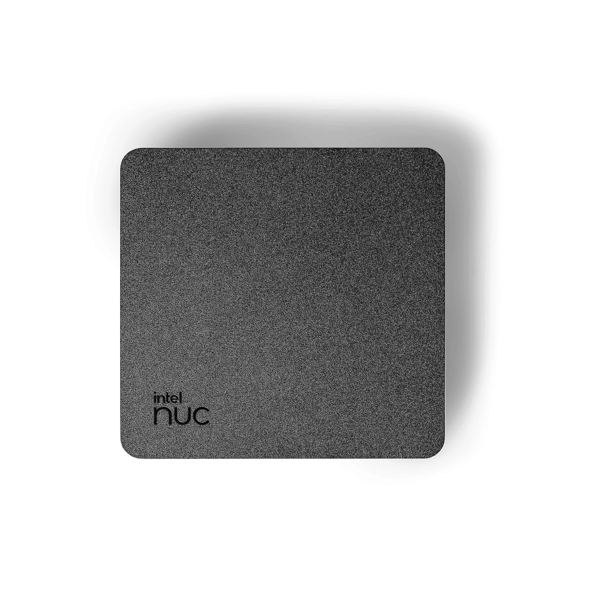 Szary, kwadratowy Intel NUC na białym tle, z widocznym logo Intel NUC.