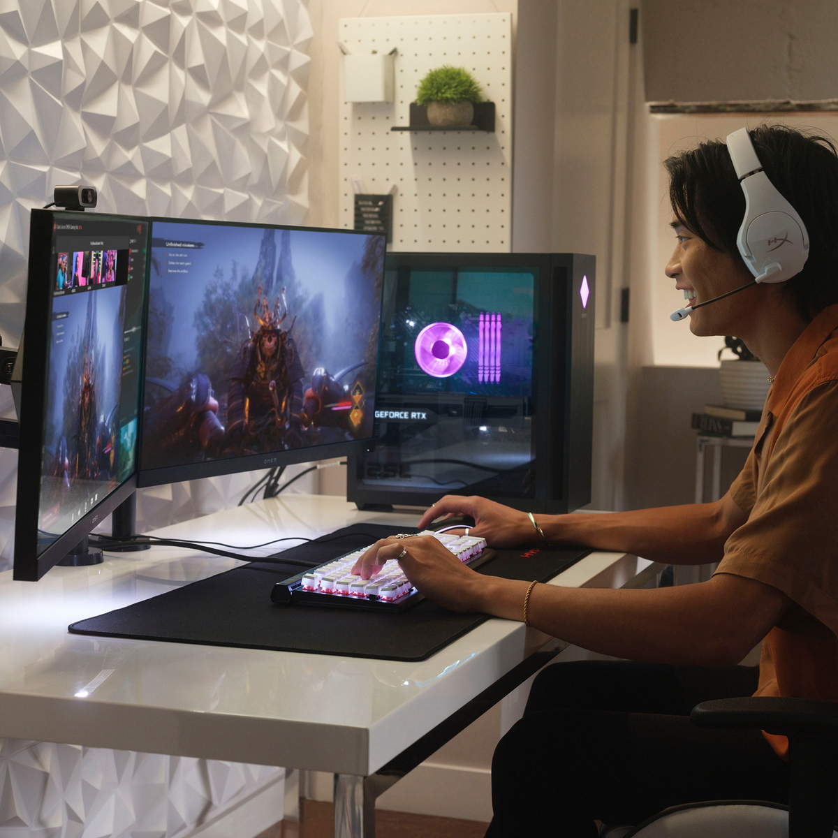 Gracz z zestawem słuchawkowym i klawiaturą przed konfiguracją komputera, grający.