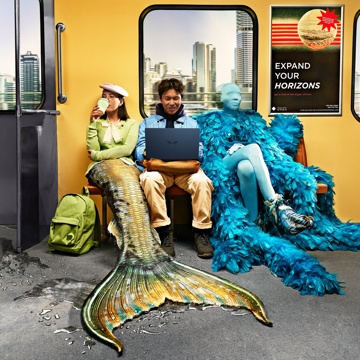 Surrealistyczna scena z syreną, osobą z laptopem i niebieską, upierzoną postacią w wagonie metra.