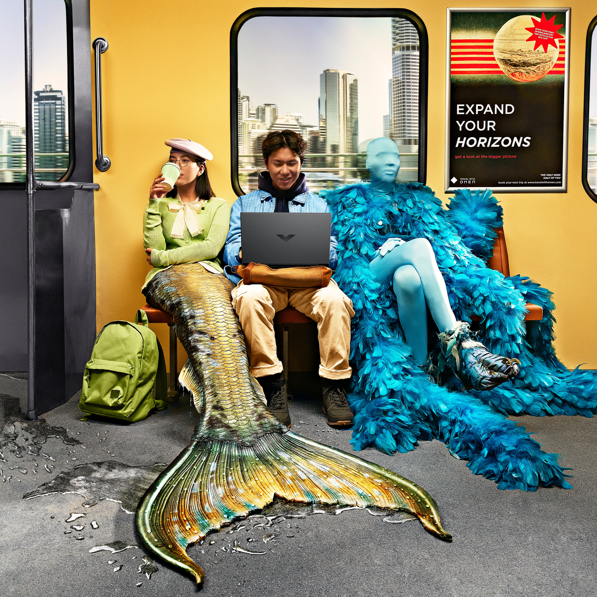 Ludzie w wagonie metra, jeden z laptopem i osoba w kostiumie syreny.